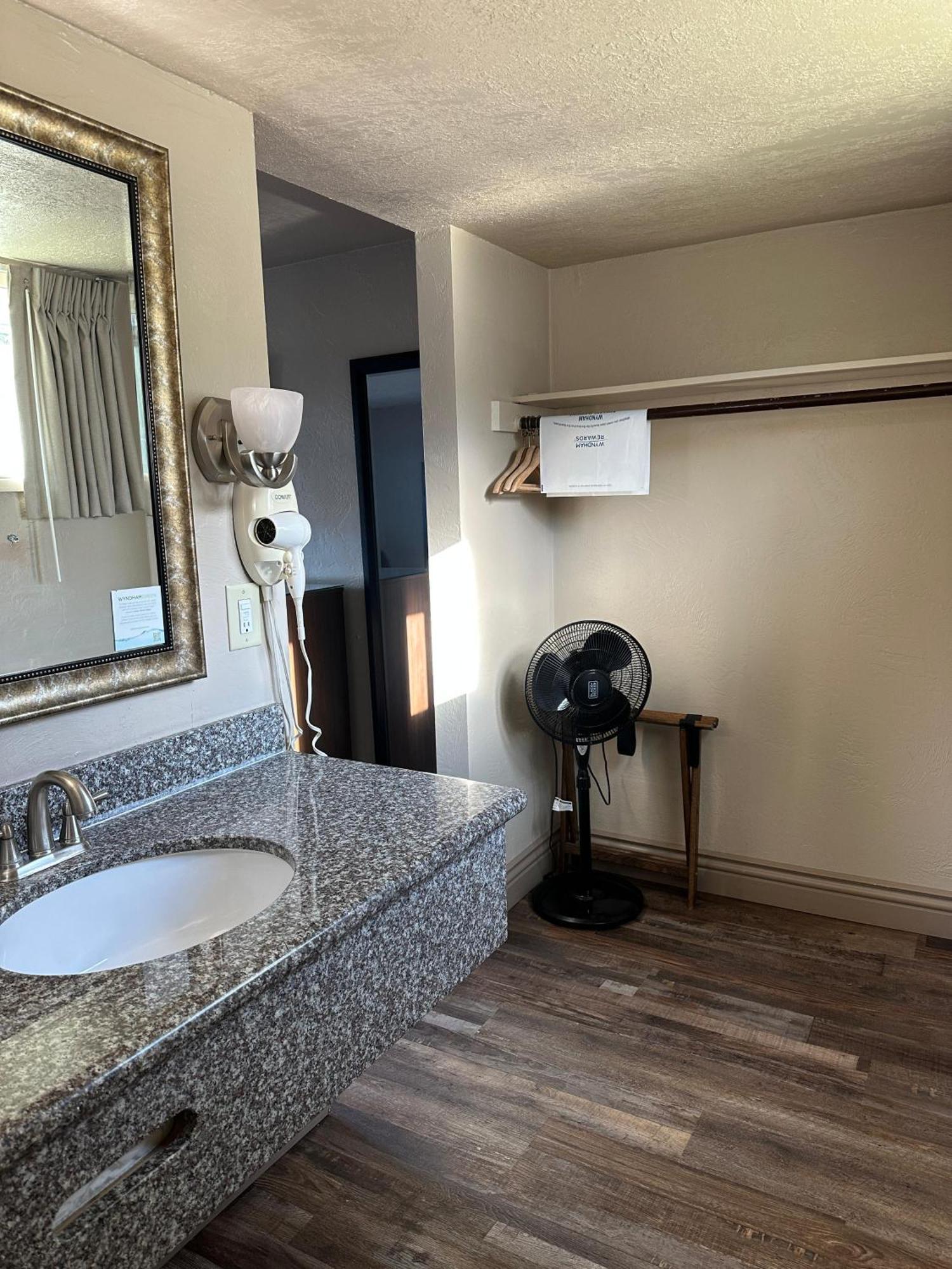 Travelodge By Wyndham Florence Extérieur photo